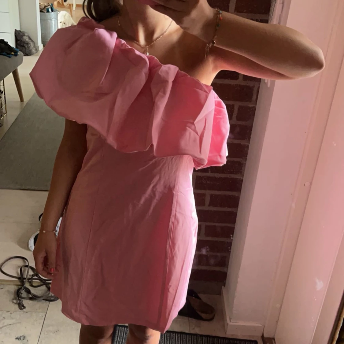 Rosa axelbandslös klänning