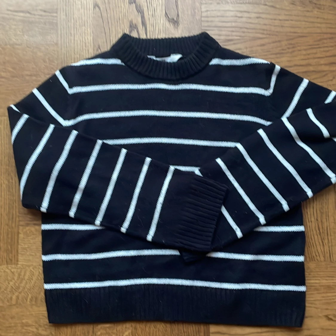 Svart och vit randig tröja från H&M