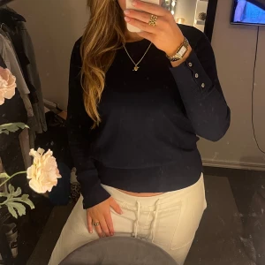 Marinblå tröja med knappar - As snygg och mjuk marinblå tröja 💙Jättefin med guldiga knappar som detaljer vid ärmarna. Passar M-XS storleksmässigt. 