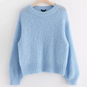 ljusblå stickad tröja - såå fin men kommer inte till användning🩵normal i storlek!