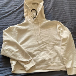 Vit hoodie från Lager 157 - Säljer en stilren vit hoodie från Lager 157. Står ingen storlek på den men jag skulle nog säga att den är S/M🤍