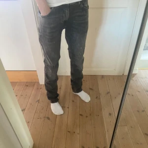 Grå jeans från Tom Tailor - Snygga grå jeans från Tom Tailor med en klassisk femficksdesign. De har en normal passform och är perfekta för en avslappnad stil. Jeansen har en diskret tvättad look som ger dem en modern touch.