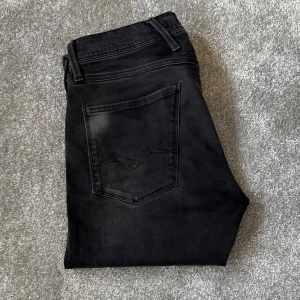 Replay Anbass W32 / L32 - Säljer ett par feta replay anbass jeans. Storlek: 32/32. Nypris: 1799kr. Skick: 8/10. 