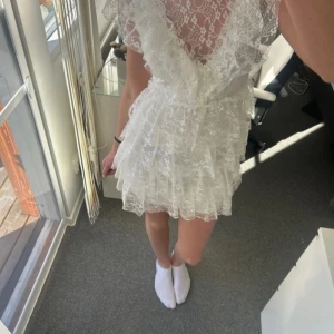 Vit klänning från Bubbleroom  - Säljer en vit klänning perfekt till studenten. Använd 1 gång och ser ut som nyskick. Original pris 899 kr. 