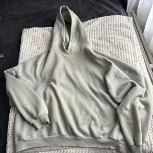 Olivgrön oversize hoodie från NLY - Säljer en stilren olivgrön oversize hoodie med en avslappnad passform. Den har en klassisk huva och ribbade muddar vid ärmslut och nederkant. Perfekt för en casual look.