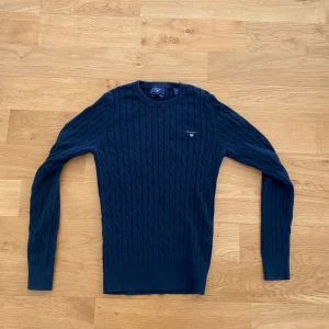 Kabelstickad Gant tröja - Bra skick-skriv om ni har frågor-A=33cm B=36cm C=29cm D=58cm E=59cm