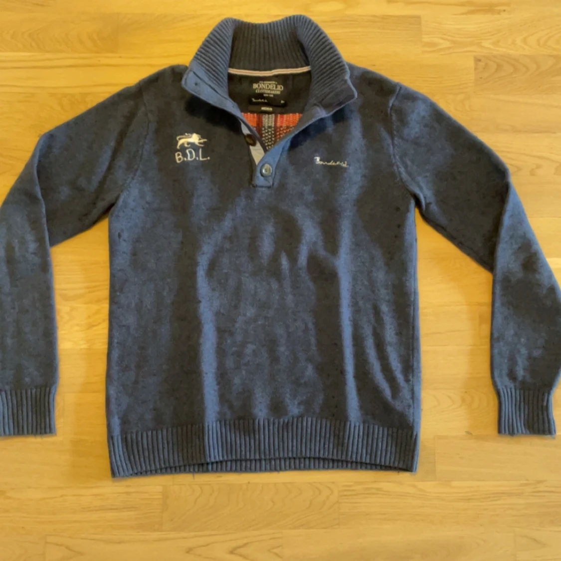 Blå tröja med brittisk flagga från Bondelid