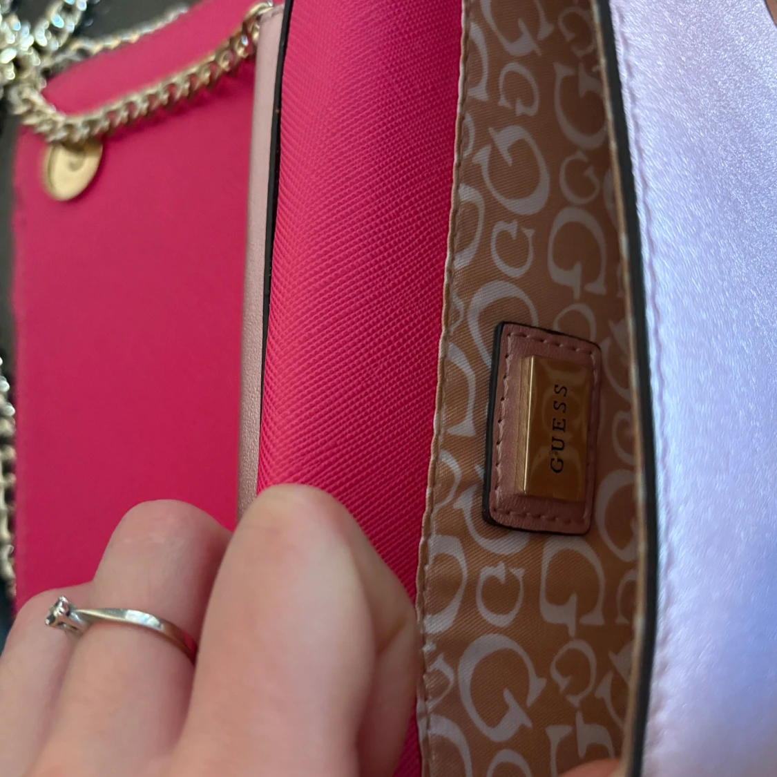 Rosa axelväska från Guess - 1