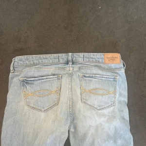 Jeans  - Hej säljer dessa lågmidjade jeans dom är raka men inte så skinny, säljer pga att de inte kommer till nån andvändibg.