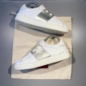 Valentino Open skor - Hej! Säljer nu mina skor från märket Valentino, storlek 37, bra skick. Givetvis äkta, Tveka inte på att höra av dig om du har frågor eller funderingar kring skorna!