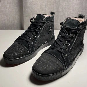 Louboutins - Säljer numera mina gamla loubs för billig peng. Skicket är lite sisådär men har mycket kvar att ge. Går o fixa rätt billigt hos en skomakare om man vill det. De är lite nedtrampade i hälen på vänstra sko samt att det har gått upp lite i hälen på insidan men de täcks av innersulan. Kom dm ifall du har frågor eller vill ha fler bilder osv.🤗