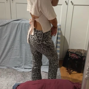 Leopardmönstrade jeans  - Snygga leopardmönstrade byxor. Byxorna har en låg midja och är i bootcut modell med små kostymbyxor fickor på rumpan, Jag ör 170 och dom är perfekt på längd i mig. Storlek S ( mindre S) säljer pga att jag inte får på mig dom längre då de igentligen är mina favorit byxor 