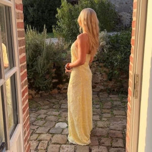 Den vackraste klänningen 💛 - Säljer denna helt magiska klänningen från Moa Mattssons senaste kollektion för NaKd 💛 Helt slutsåld, alla lappar kvar! Så otroligt fint tyg med broderidetaljer i den finaste färgen 💛Först till kvarn! 