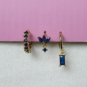 Rostfria örhängen  - Har flera olika modeller kika in min profil, rostfria örhängen i hög kvalite. Mina egna bilder, man får 3 örhängen vill man skapa ett paket kan man få 6 örhängen för 250kr kontakta mig!!😄💘 Håller färgen i i allt, dusch 