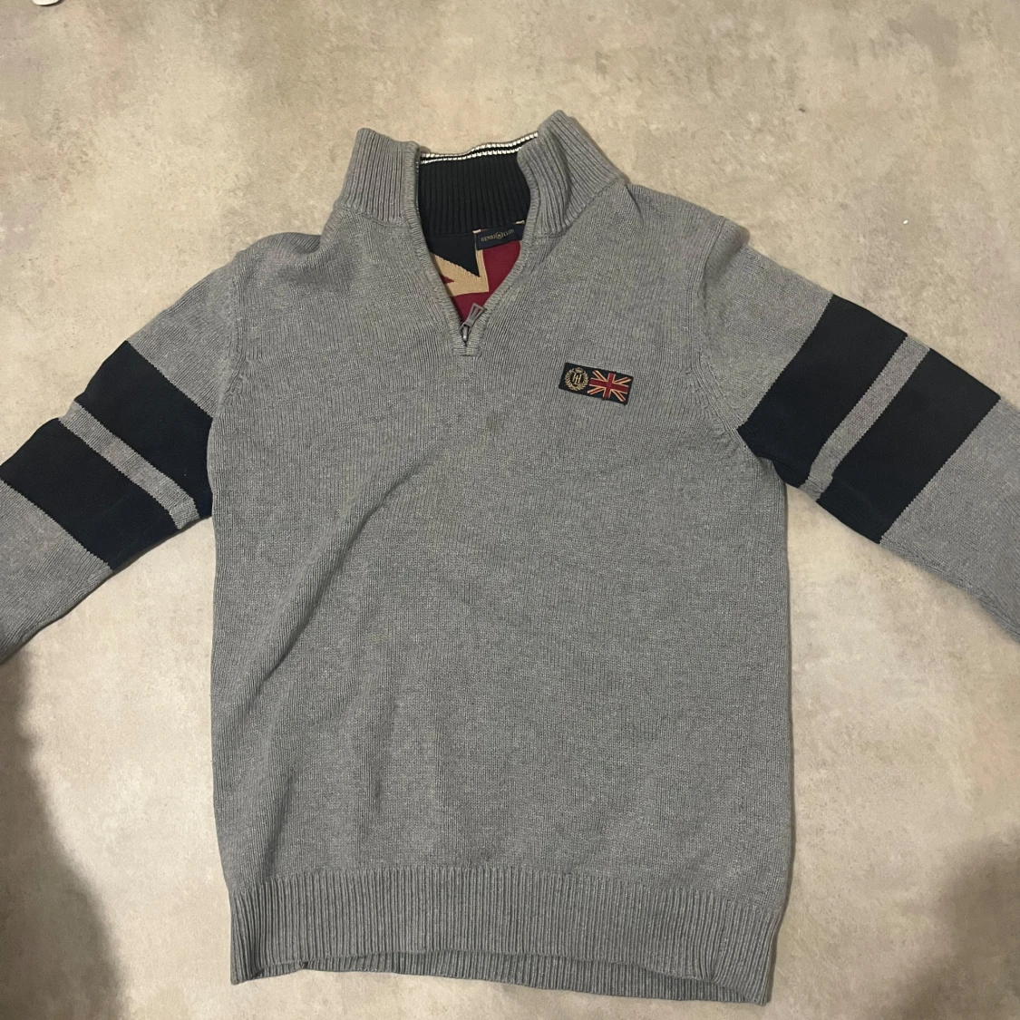 Grå tröja med dragkedja från Henri Lloyd