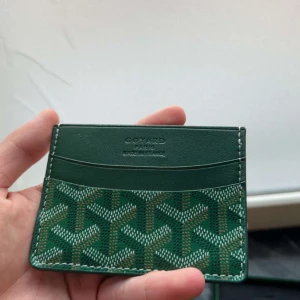 Plånbok - Säljer två eleganta kortfodral. Ett i grönt och ett i blått, båda med det ikoniska mönstret. Perfekta för att hålla dina kort organiserade med stil. Tillverkade i högkvalitativt material som ger en lyxig känsla.