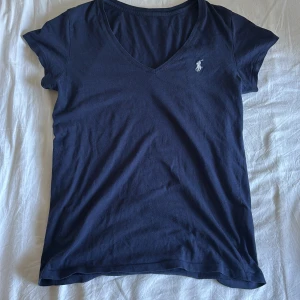 Mörkblå t-shirt från Ralph Lauren - Säljer denna mörkblå t-shirt från Ralph Lauren då den inte kommer till användning. Bra i skick och säljer för 199⭐️