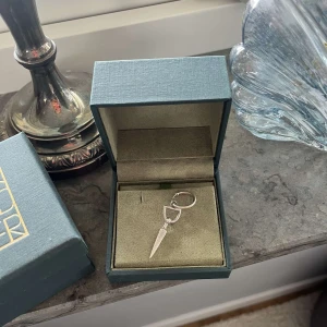 Maria Nilsdotter örhänge  - Säljer detta unika och fina örhänge från Maria Nilsdotter som tyvärr inte kommer till användning längre💥😇Vill få sålt det snabbt så kan gå med på 1100kr❣️