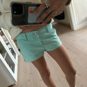 Turkosa shorts - Midwaist Turkosa shorts, perfekta nu till sommaren!!💘