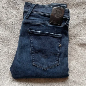 Replay Anbass Jeans - Riktigt schyssta Replay jeans i den populära modellen Anbass! 🙌Storlek = 33 men passar mindre | Skick = 8/10 | Nypris över 1700kr, mitt pris = 479kr! 🙌Jeansen har inga deffekter! Hör av er vid minsta fråga eller fundering! ⭐️