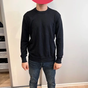 Svart tröja - Säljer en stilren svart tröja med rund hals och långa ärmar. Perfekt för en enkel och klassisk look. Passar bra till jeans eller chinos.