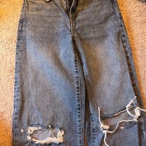 Blå jeans med slitningar från lager 157 - Säljer ett par högmidjade blå jeans från lager 157. Modellen boulevard i strl XS. Använda fåtal gånger och är som nya. Fler bilder kan tas om önskat 🤗