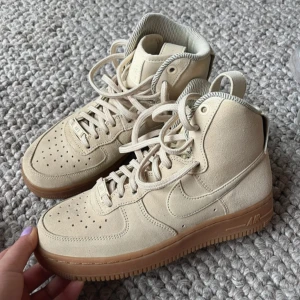 Nike Air Force Höga - använda 2-3 gånger, passade mig inte i storleken.