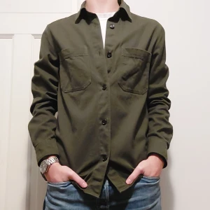 Arket Overshirt/Jacka Herr - Riktigt stilig overshirt från Arket i stl 46, motsvarar S-M. Sparsamt använd och den har inga defekter, säljer då den inte kommer till användning.. Skriv vid frågor! 