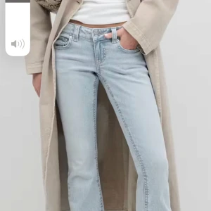 Ljusblå jeans med bootcut - Snygga ljusblå jeans med bootcut och klassisk femficksdesign. De har en normal passform och är perfekta för en avslappnad stil. Jeansen har en knappgylf och är tillverkade i ett bekvämt denimtyg.