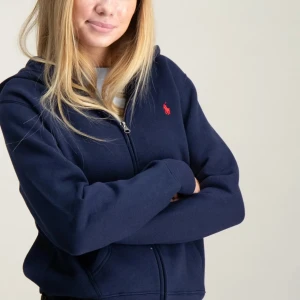 Mörkblå Ralph Lauren zip - säljer denna jätte snygga ralph lauren zipen i strl XL barn vilket motsvarar 170/S ungefär. köpte ny för 1200kr men pris kan diskuteras vid snabbt köp💓 endast använd 3-4 ggr men säljer pga att den ej kommer till användning och är lite för kort för mig i armarna.