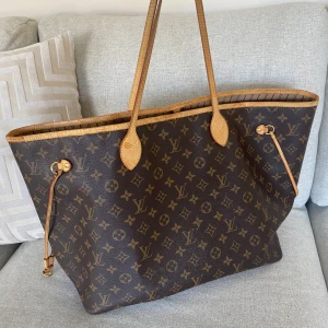LV Neverfull GM monogram axelväska med kvitto och dustbag - Säljer nu min LV Neverfull GM som tyvärr inte kommer till användning. Ingår dustbag. Kvitto finns.