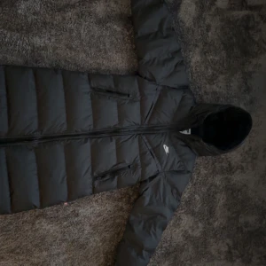 Nike jacka i S - Lång nike jacka i storlek S. HELT nytt och såklart äkta. Fick den i present och den används inte. Helt nytt till skit billigt pris så passa på! Går att sänka pris ✅