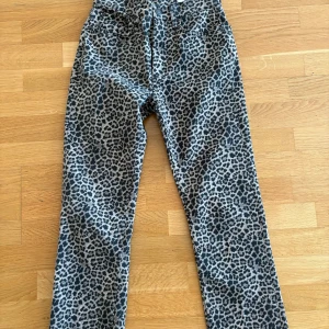 Leopardmönstrade byxor från Zara - Snygga leopardmönstrade byxor från Zara. Byxorna har en normal passform och är använda knappt 3 gånger!