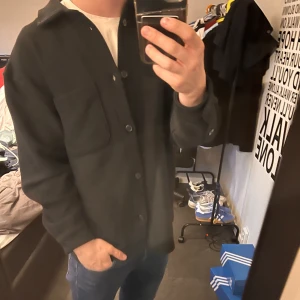 Overshirt - Säljer nu min overshirt från Weekday, säljer den då den inte kommer till användning, skicket är 10/10 då den är knappt använd, mitt pris är 250kr, hör av dig vid fundering