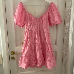 Rosa klänning med puffärmar - Super fin rosa klänning med puffärmar. Köpte i london men säljer då den inte passar. Aldrig använd så därför i nyskick. Passar perfekt till sommaren. Pris går att diskutera!!🤍