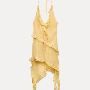 Gul klänning med volanger - Säljer denna klänning från zara. Helt slutsåld på hemsidan och aldrig använd. Lappen är kvar. Storlek M men skulle säga att den är lite liten i storleken