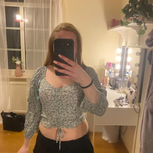 Blus - Vit blommig Grön blus från lindex, blivit för liten