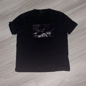 Limitato T-shirt  - En snygg limitato T-shirt med mohammed ali på bröstet. En väldigt snygg T-shirt för vardagen. Hör av dig vid minsta lilla funderingar! Kan gå ner i pris också!