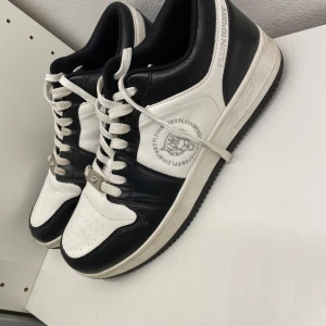 Philipp Plein skor äkta - Snygga svartvita sneakers från Plein Sport köpta för 4500 äkta har inte kvitto då det var längesen inte slitna det som syns tas bort med en tvätt