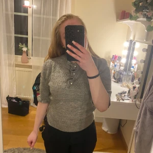 Stickad tshirt - Gråglittrig stickad tshirt från lindex