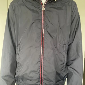 Moncler jacka - En mörkblå monokler jacka i bra skick, dragkedja kan vara knepig att stänga ibland men inget större problem. Skriv vid fler frågor. 