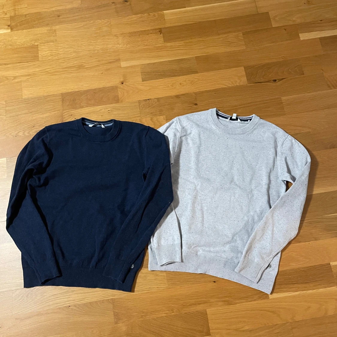 Två stickade tröjor