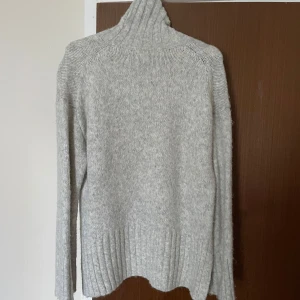 Grå stickad polotröja - Säljer en mysig grå stickad polotröja med långa ärmar. Är Xs men passar S också!Pris kan diskuteras . Fint skick