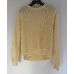 Fin gul stickad tröja - Säljer en söt gul stickad tröja från New Yorker/FB sister i storlek S, men mer som en XS💛Ganska sval så funkar både på sommaren och på vintern. En del använd men hel och fin, inga defekter alls. Bara att skriva om ni har frågor eller vill ha fler bilder🥰