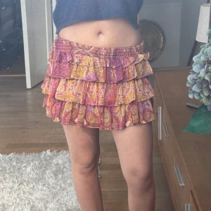 Volangkjol - Superfin volangkjol med coola mönster! Midja tvärs över:35cm  längd: 37cm