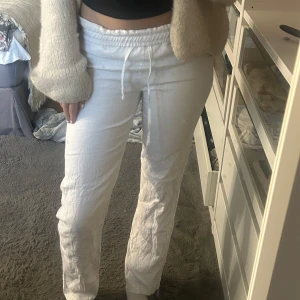 Vita linnebyxor med dragsko - Snygga vita linnebyxor med elastisk midja och dragsko från design by si. Säljer få dem blivit för små💕