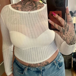 spetströja  - Superfin vit tröja med öppning i ryggen, den knyts i nacken. Knappt använd då jag inte tycker om hur genomskinlig den är.  Storlek XS men skulle säga att den passar S