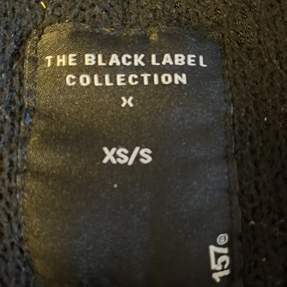 Säljer en svart fleecejacka från The Black Label Collection. Jackan har dragkedja framtill och två fickor med dragkedjor. Den har en hög krage och en extra ficka med dragkedja på bröstet. Perfekt för kyliga dagar!. Takit.