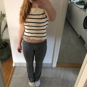 Yoga pants - Ett par yoga pants som tyvärr inte sitter så bra på mig❤️ jag säljer dom för 120 kronor styck💘 båda har storleken 146-152 