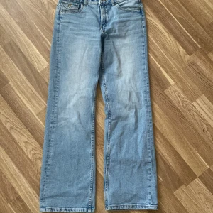 Blå jeans från Kappahl - Säljer ett par klassiska blå jeans från Kappahl. De har en rak passform och är tillverkade i jeansmaterial. Perfekta för en avslappnad stil. Skulle säga att dom är mid/low waist .
